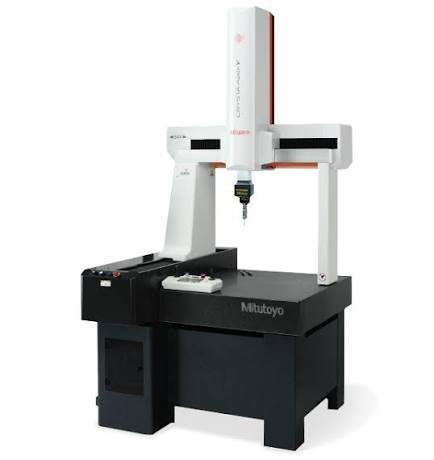 Bridge-type coordinate measuring machine measuring a machined part